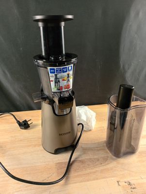 un extracteur de jus et un mixeur posés sur une table