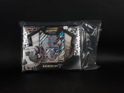 un gros plan sur un paquet de cartes à collectionner Pokémon sur fond noir