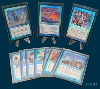 un lot de cartes posées sur une table