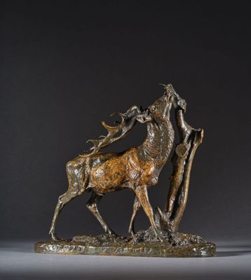 sculpture en bronze représentant un cerf avec une antilope sur le dos