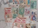 une liasse de billets posée sur une table à côté d'un téléphone portable