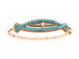 un gros plan d'un bracelet en or orné de pierres de turquoise