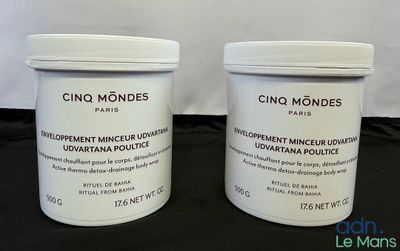 deux seaux contenant des produits Cino Mondes posés sur une table