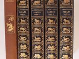 trois livres sont alignés les uns à côté des autres sur une étagère