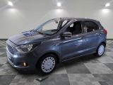 la voiture grise est garée dans le garage sur un sol en damier