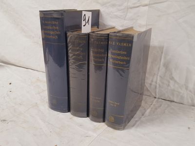 trois livres superposés sur une surface blanche