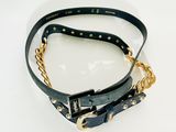 collier pour chien en cuir noir avec une chaîne dorée et des clous