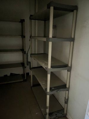 une pièce équipée d'étagères et d'un réfrigérateur