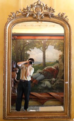 un homme se prenant en photo dans un miroir
