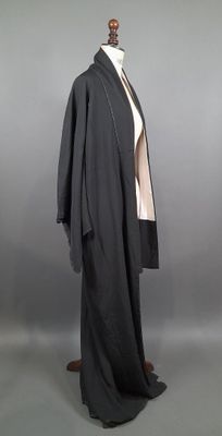 une photo d'une robe noire sur un mannequin