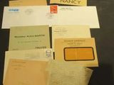 de nombreuses vieilles lettres et enveloppes posées sur une table