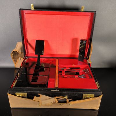 une valise contenant un ensemble d'outils