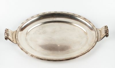 un plat ancien en argent avec des poignées, sur fond blanc