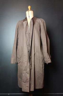 CHRISTIAN DIOR. Manteau long en coton marron, doublure en la…