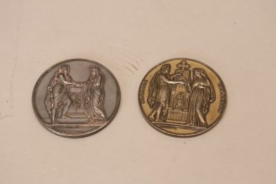 deux pièces d'argent et d'or posées sur une surface blanche