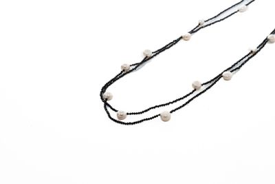 un collier en perles noir et blanc orné de perles
