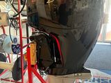 un moteur posé sur un support dans une pièce
