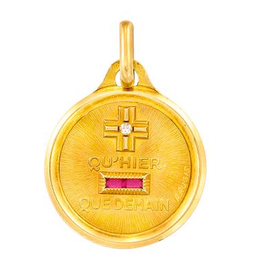 un gros plan sur une médaille d'or sertie d'une pierre rouge