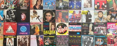 beaucoup de CD accrochés au mur d'une pièce