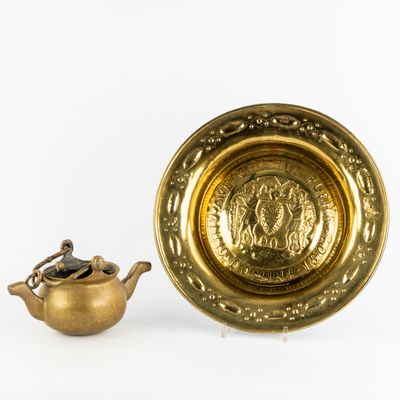 une théière en or et une assiette en or sur fond blanc