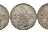 trois souverains d'argent britanniques, dont l'un représente un lion et l'autre un lion