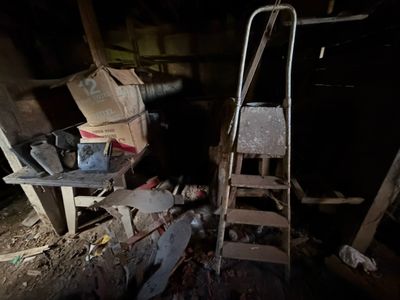 une échelle adossée au mur d'une pièce
