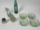 beaucoup d'objets en verre qui se trouvent sur la table
