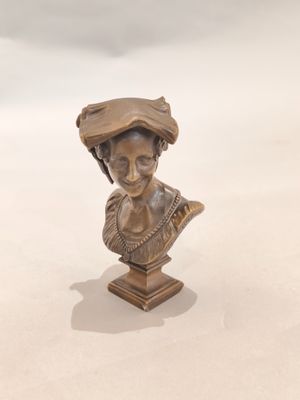 buste en bronze représentant une femme coiffée d'un chapeau et tenant un livre