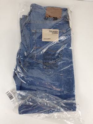 un gros plan sur un jean bleu emballé dans du plastique