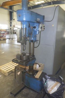 une photo d'une perceuse à colonne dans une usine