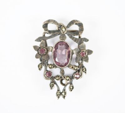 un gros plan d'une broche sertie d'une pierre rose
