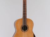 une guitare accrochée au mur d'une pièce aux murs blancs