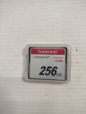 une photo d'une carte mémoire compacte fixée à un mur