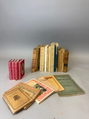 plusieurs livres sont empilés sur une table