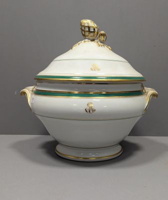 un plat « tureeny » blanc et doré, orné d'un lion sur le dessus
