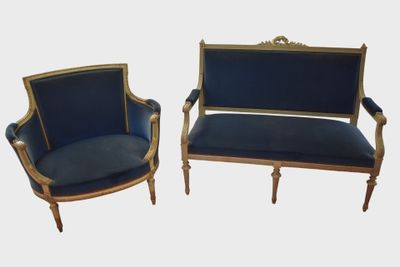 paire de chaises peintes en bleu et or, avec accoudoirs et pieds