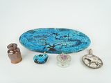 un grand nombre d'objets différents posés sur une table