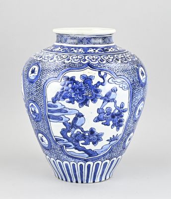 vase bleu et blanc orné de fleurs et d'oiseaux sur fond blanc
