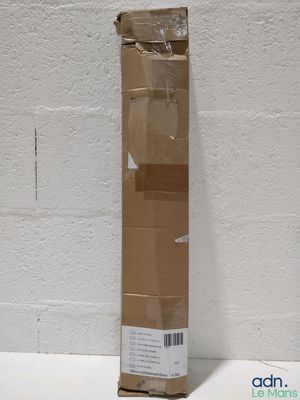 une boîte en carton posée sur une table
