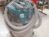un aspirateur posé sur le sol d'une pièce