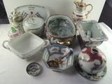 de nombreux types de plats et de bols en porcelaine sur la table