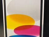 une boîte sur laquelle figure l'image d'un iPad 6s d'Apple
