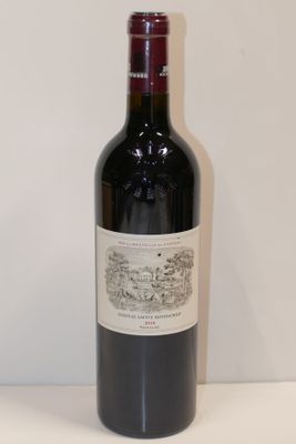 une bouteille de vin posée sur une table