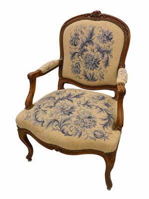 une image représentant une chaise ornée d'un motif floral bleu et blanc