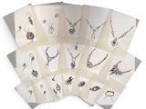 de nombreux types de bijoux exposés sur un fond blanc