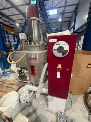 une machine qui se trouve à l'intérieur d'un bâtiment