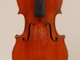 gros plan d'un violon avec un archet sur fond blanc