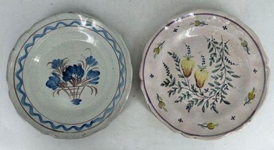 deux assiettes posées côte à côte sur une table