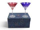 deux verres à vin posés sur une boîte bleue