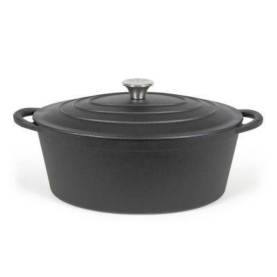 une cocotte noire avec un couvercle, sur fond blanc